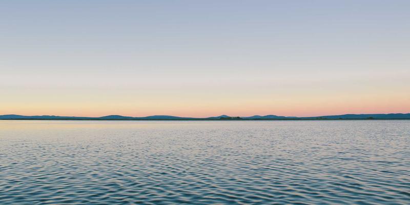 守护安全底线:揭秘新能源汽车电池包气密性检测设备的工作原理与核心标准